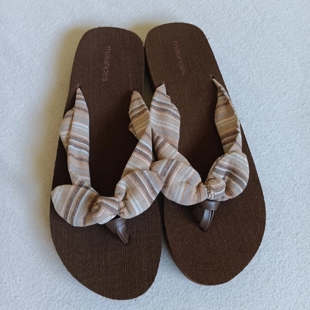 Maurices Brown & Tan Knotted Fabric Flip Flops Sandals Size 6/6.5 Neutral Beach